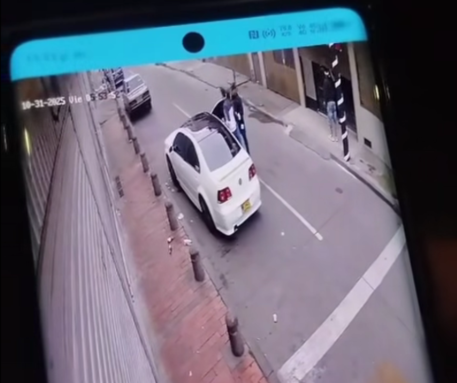 Cámara de seguridad registra a un tercero recogiendo a una pareja antes del desplazamiento en Bogotá