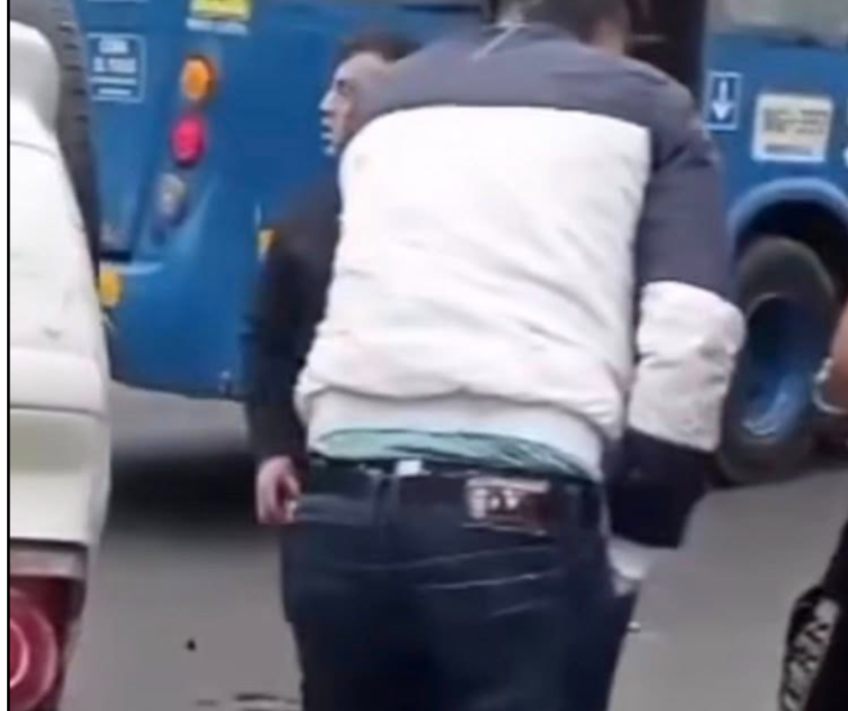 Hombre con chaqueta bicolor visto en cercanías de un bus zonal tras el siniestro en Engativá