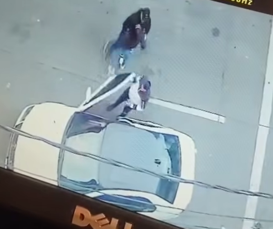 Toma superior donde un tercero ayuda a abordar pasajeros a un vehículo blanco antes del recorrido